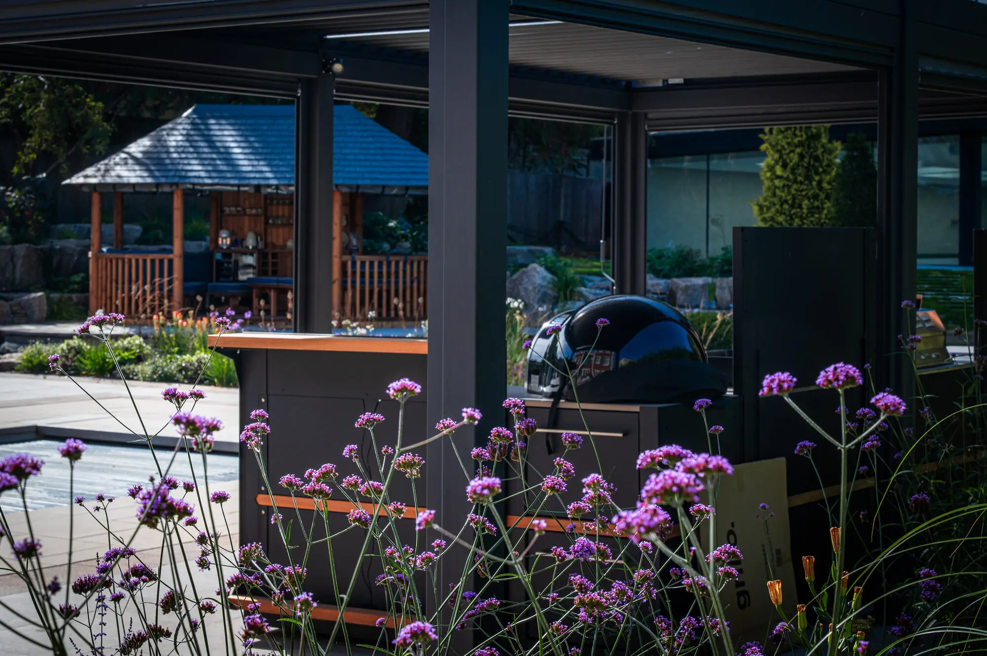 From the pergola kitchen across flowering verbena to the Breeze House